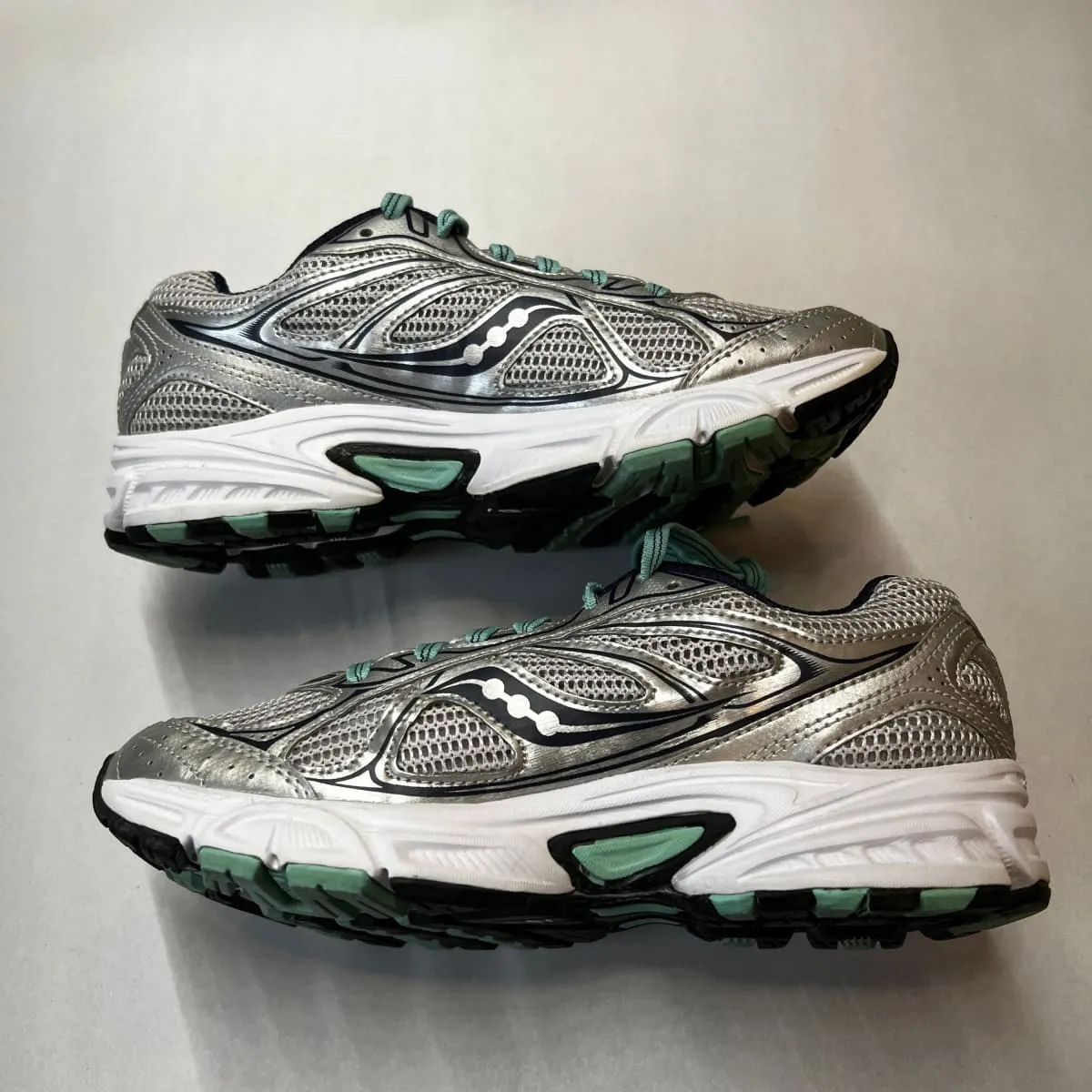 SAUCONY Women's Grid Cohesion 7 -Silver/Navy/Green- Running Shoe Size 6M Preowned